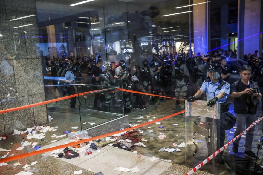  Χονγκ Κονγκ: «Παραλύει» η πόλη ξανά από τις άγριες συμπλοκές - Έξι τραυματίες