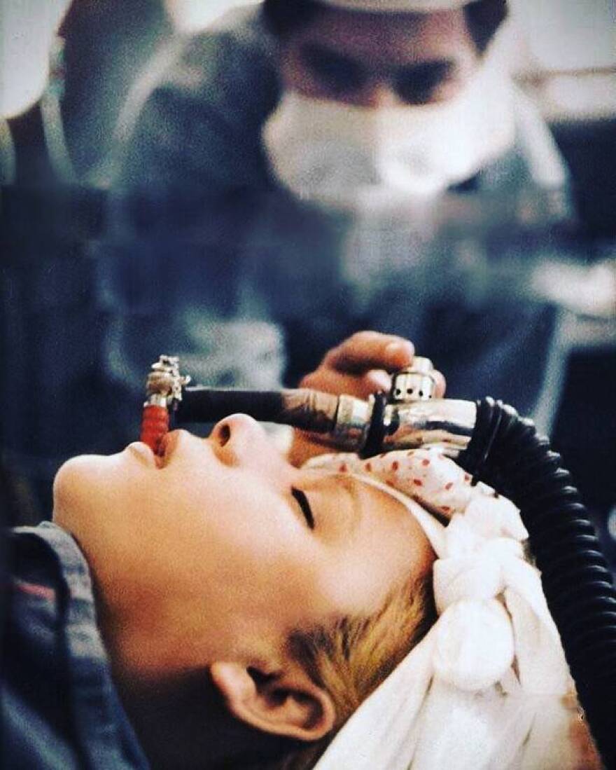 Φωτογραφία: Η Αλίκη Βουγιουκλάκη αναίσθητη στο χειρουργικό κρεβάτι 