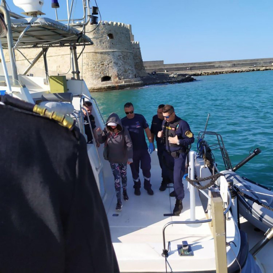 Φολέγανδρος: Βρέθηκε ύστερα από μιάμιση μέρα στη θάλασσα η 45χρονη αγνοούμενη τουρίστρια