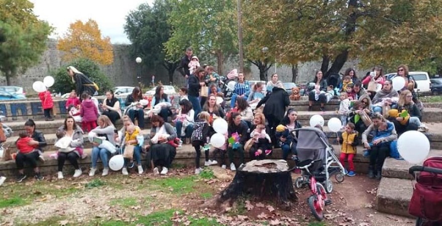 Μητέρες θήλασαν δημοσίως τα μωράκια τους στο δημαρχείο Θεσσαλονίκης