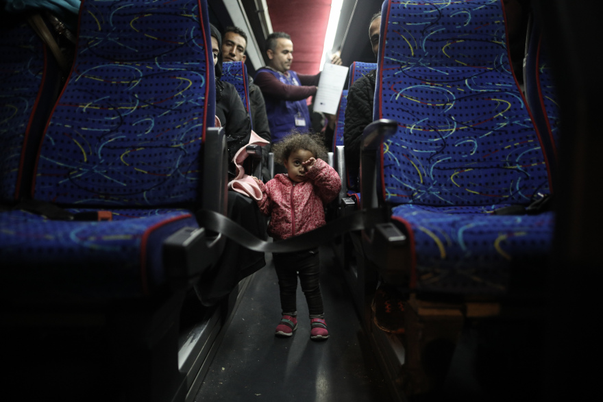 Φωτογραφίες: Γυναίκες και παιδιά μετανάστες φτάνουν στον Πειραιά από τη Σάμο