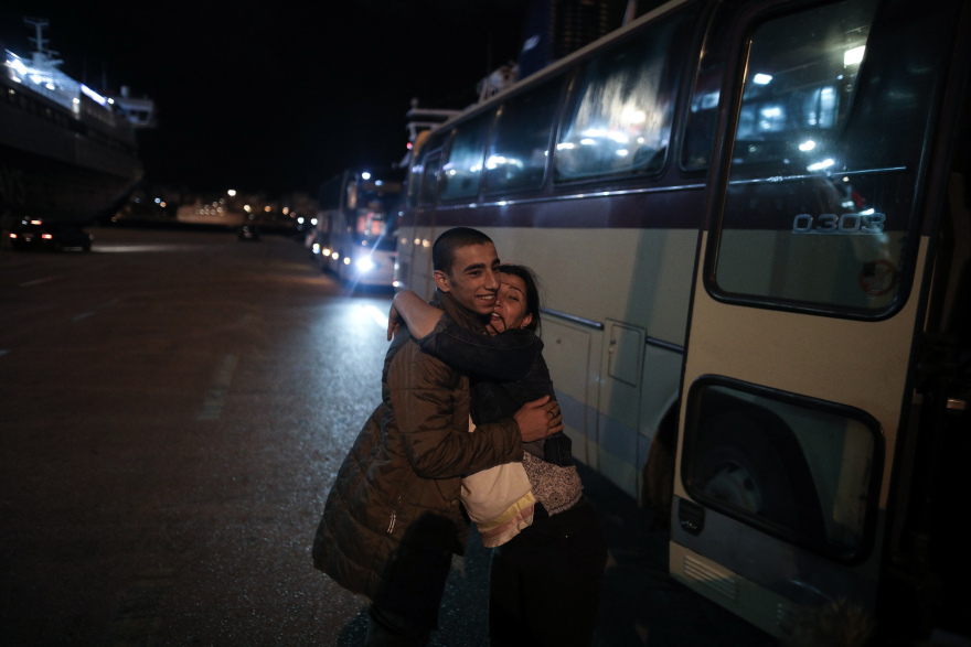 Φωτογραφίες: Γυναίκες και παιδιά μετανάστες φτάνουν στον Πειραιά από τη Σάμο