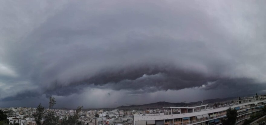 Καιρός: Με shelf cloud από το Σαρωνικό εισέβαλε η κακοκαιρία στην Αττική