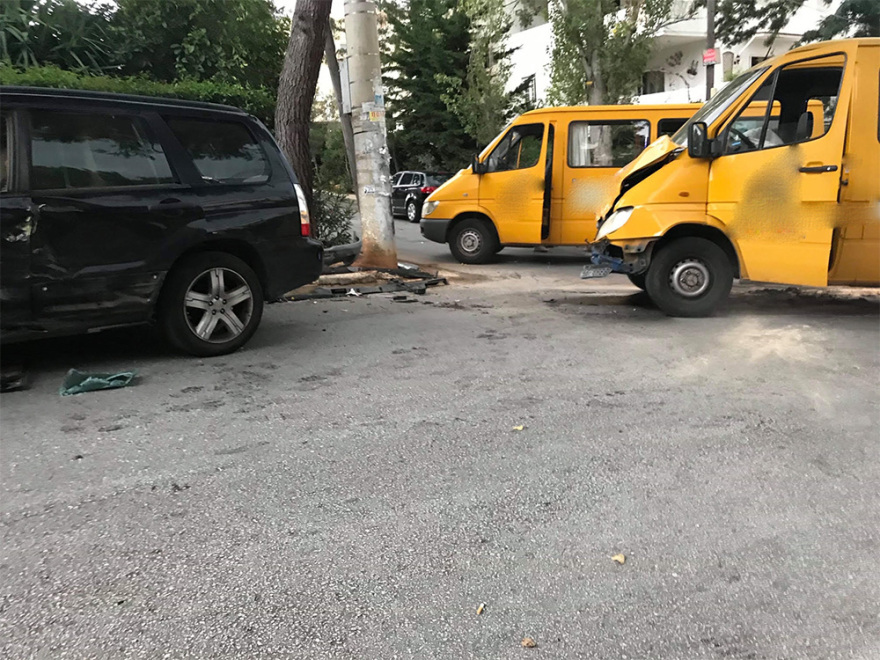 Τροχαίο με σχολικό λεωφορείο στη Βούλα - Τραυματίσθηκαν δέκα παιδιά