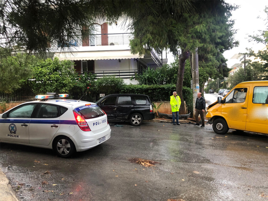 Τροχαίο με σχολικό λεωφορείο στη Βούλα - Τραυματίσθηκαν δέκα παιδιά