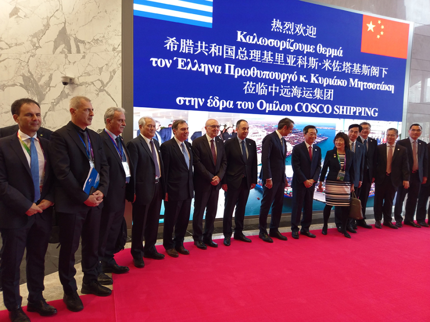 Σαγκάη: Θερμή υποδοχή Μητσοτάκη από την Cosco - Στόχος να γίνει το λιμάνι του Πειραιά το μεγαλύτερο της Ευρώπης
