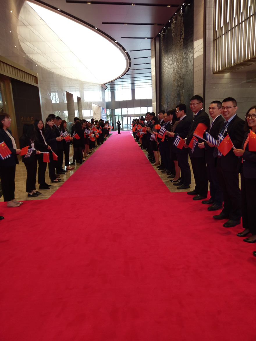 Σαγκάη: Θερμή υποδοχή Μητσοτάκη από την Cosco - Στόχος να γίνει το λιμάνι του Πειραιά το μεγαλύτερο της Ευρώπης