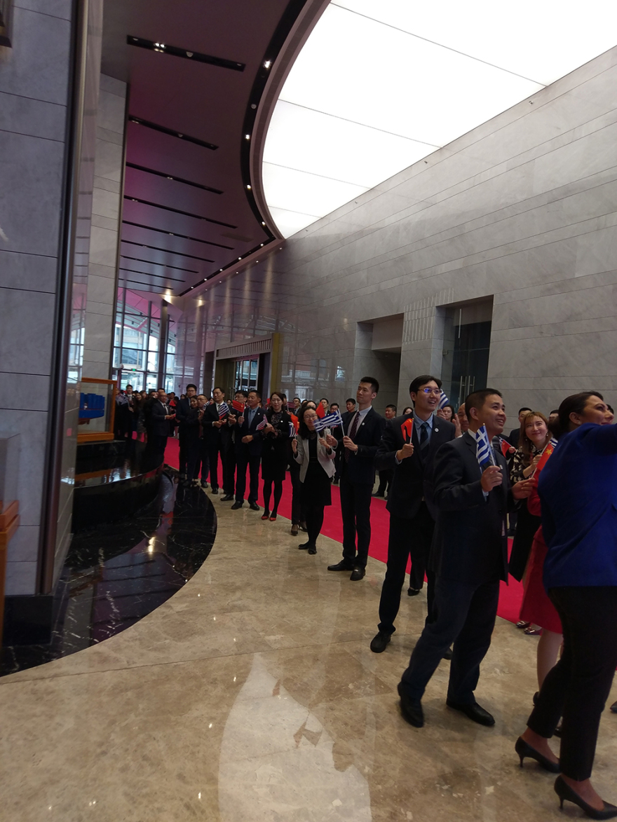 Σαγκάη: Θερμή υποδοχή Μητσοτάκη από την Cosco - Στόχος να γίνει το λιμάνι του Πειραιά το μεγαλύτερο της Ευρώπης