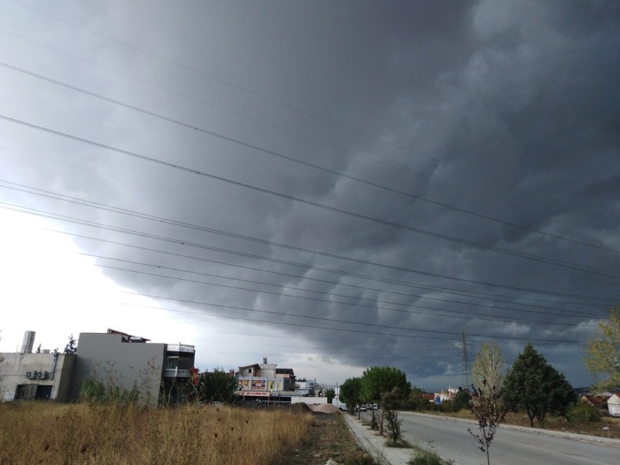 Καιρός: Με shelf cloud από το Σαρωνικό εισέβαλε η κακοκαιρία στην Αττική