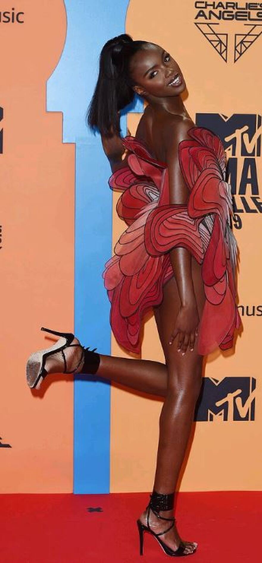 Βραβεία MTV EMA: Μάλλον κάτι ξέχασαν να φορέσουν... 