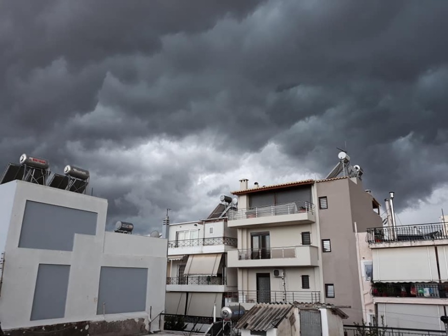 Καιρός: Με shelf cloud από το Σαρωνικό εισέβαλε η κακοκαιρία στην Αττική