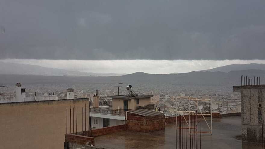 Καιρός: Με shelf cloud από το Σαρωνικό εισέβαλε η κακοκαιρία στην Αττική