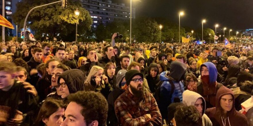 Βαρκελώνη: «Κόκκινο πανί» ο βασιλιάς Φελίπε για τους αυτονομιστές - Μαζικές διαδηλώσεις για την επίσκεψή του 