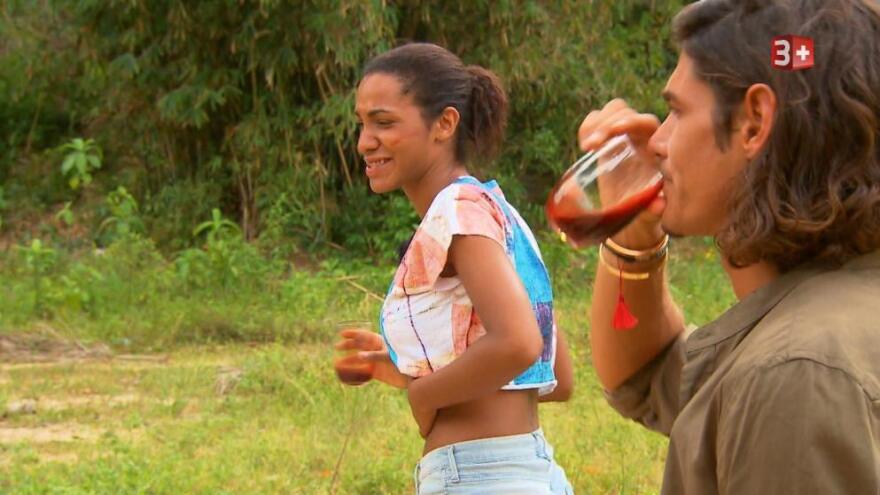 Ελβετία: Γυναίκες σε ριάλιτι ήπιαν... αίμα γουρουνιού για τα μάτια ενός άνδρα!