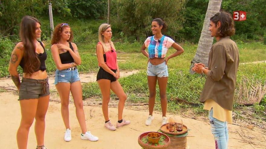 Ελβετία: Γυναίκες σε ριάλιτι ήπιαν... αίμα γουρουνιού για τα μάτια ενός άνδρα!