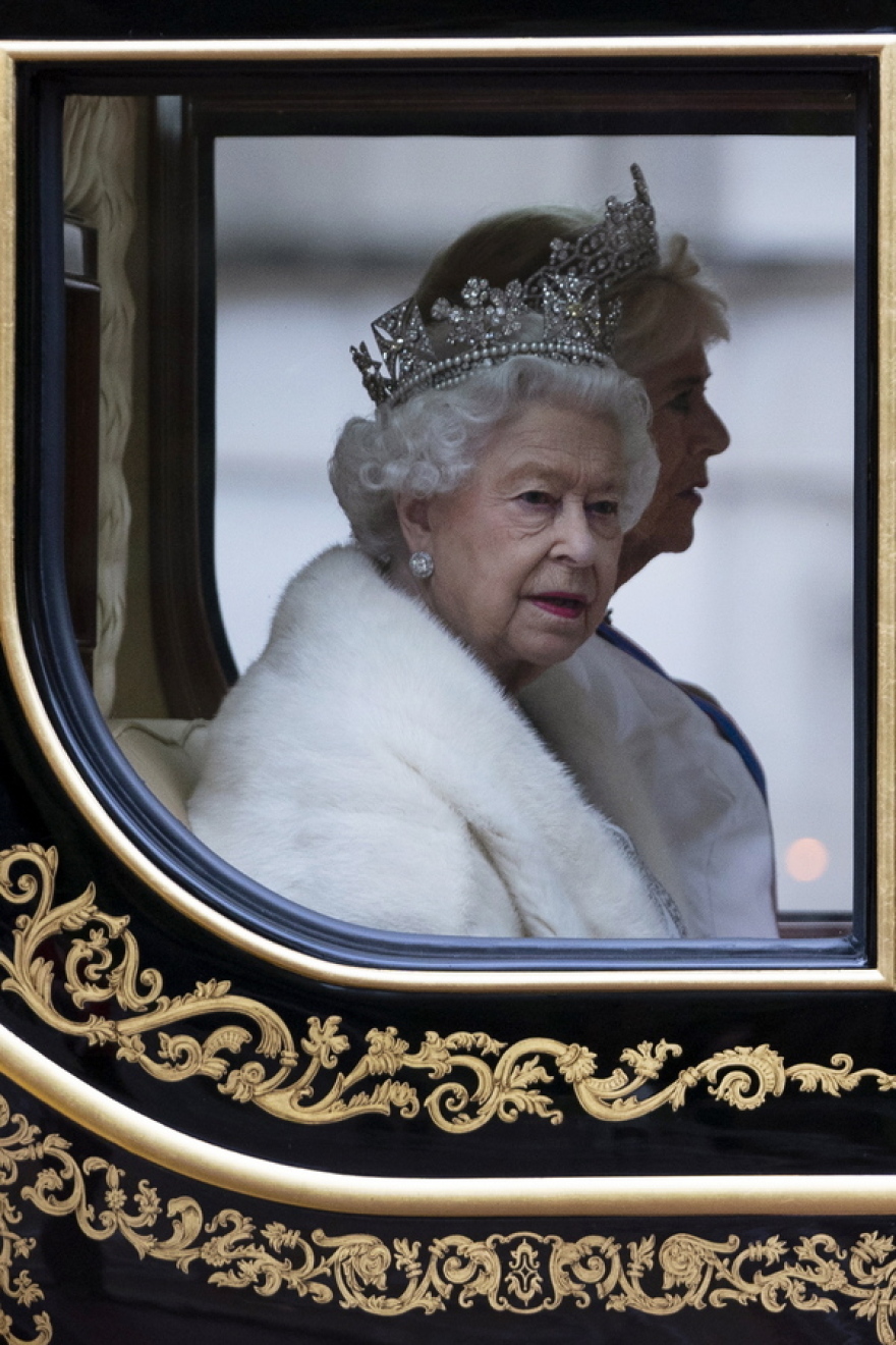 Η βασίλισσα Ελισάβετ θα «πετάξει» τις γούνες από την ντουλάπα της