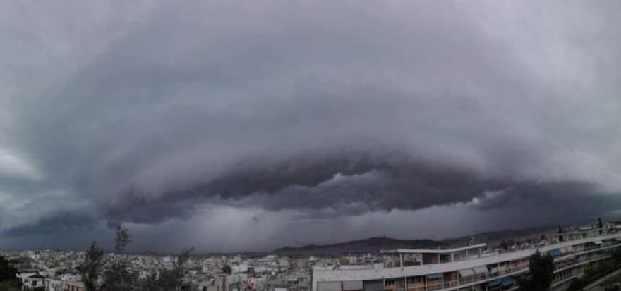 «Σάρωσε» η κακοκαιρία: 8.350 κεραυνοί - Shelf cloud «σκέπασε» την Αθήνα