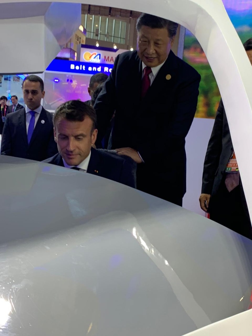  Προσομοίωση πτήσης Μακρόν, Μητσοτάκη και Σι Τζινπίνγκ με ηλεκτρικό αεροπλάνο πάνω από την Σαγκάη