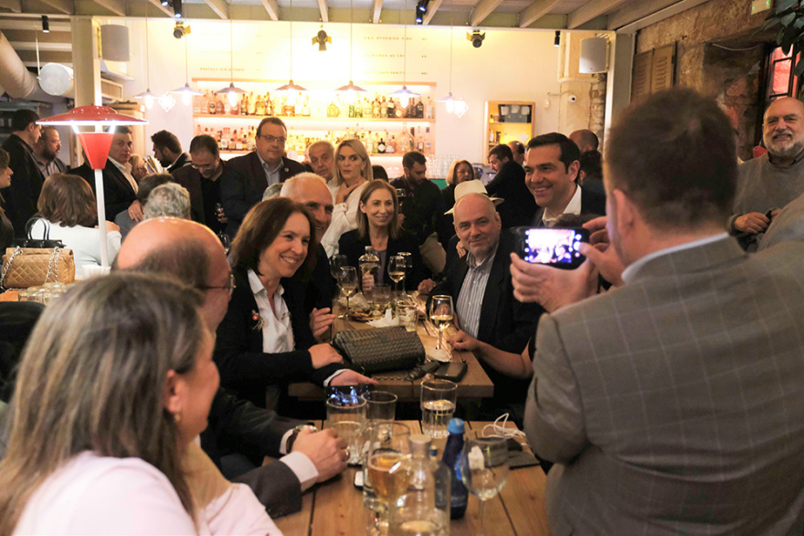 Σε μπαρ στου Ψυρρή ο Αλέξης Τσίπρας με τους βουλευτές του