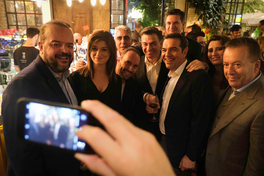 Σε μπαρ στου Ψυρρή ο Αλέξης Τσίπρας με τους βουλευτές του