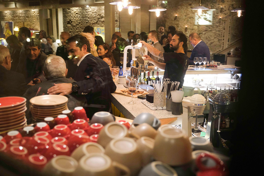 Σε μπαρ στου Ψυρρή ο Αλέξης Τσίπρας με τους βουλευτές του