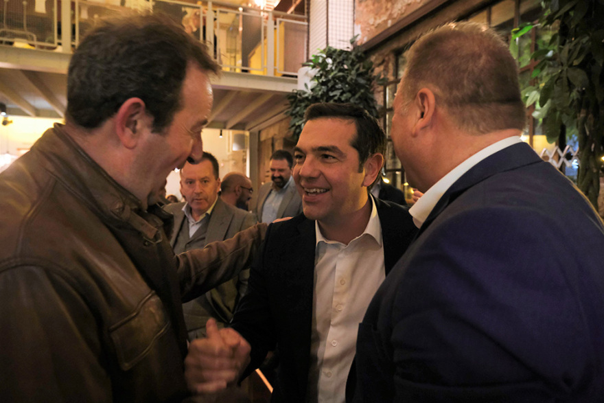 Σε μπαρ στου Ψυρρή ο Αλέξης Τσίπρας με τους βουλευτές του