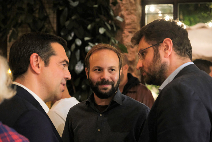 Σε μπαρ στου Ψυρρή ο Αλέξης Τσίπρας με τους βουλευτές του