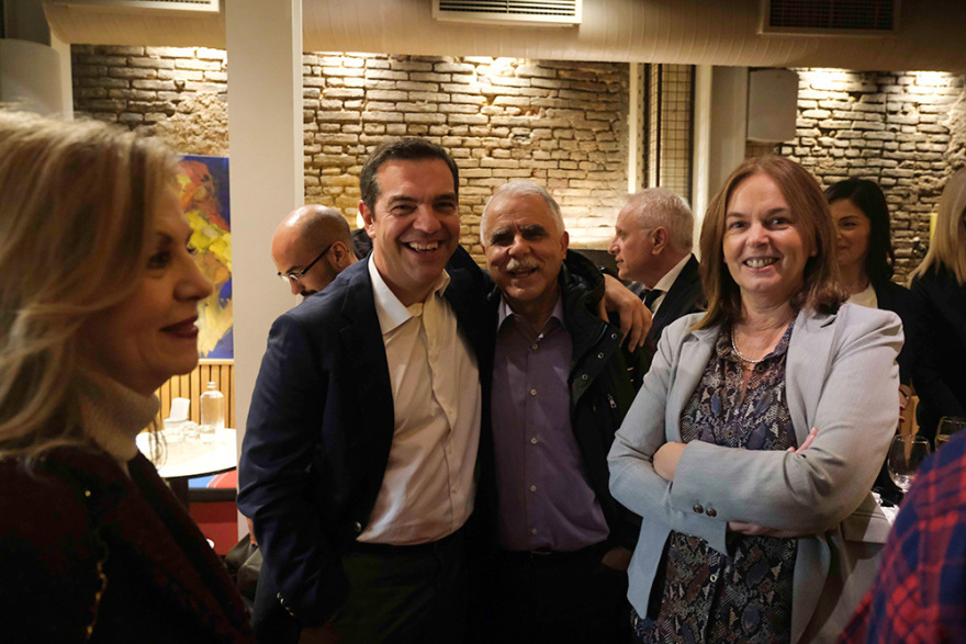 Σε μπαρ στου Ψυρρή ο Αλέξης Τσίπρας με τους βουλευτές του