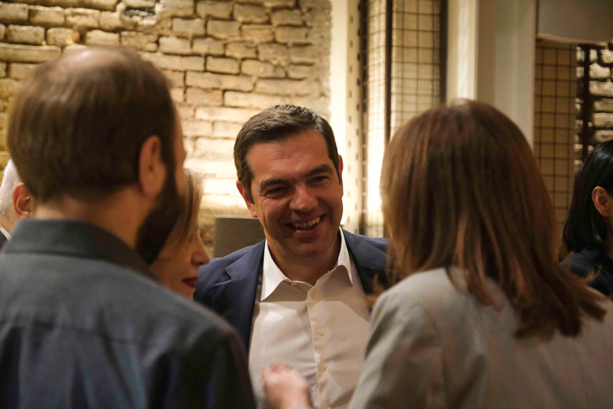 Σε μπαρ στου Ψυρρή ο Αλέξης Τσίπρας με τους βουλευτές του