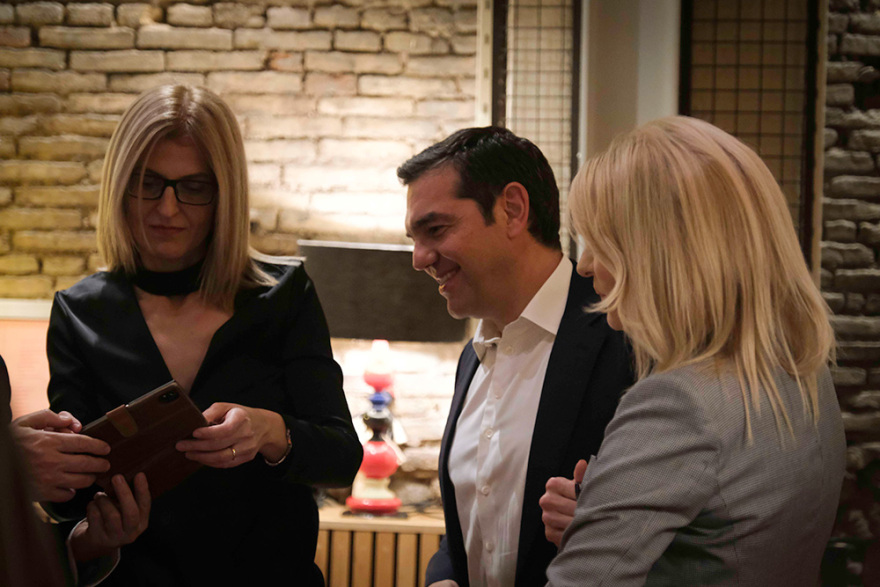 Σε μπαρ στου Ψυρρή ο Αλέξης Τσίπρας με τους βουλευτές του