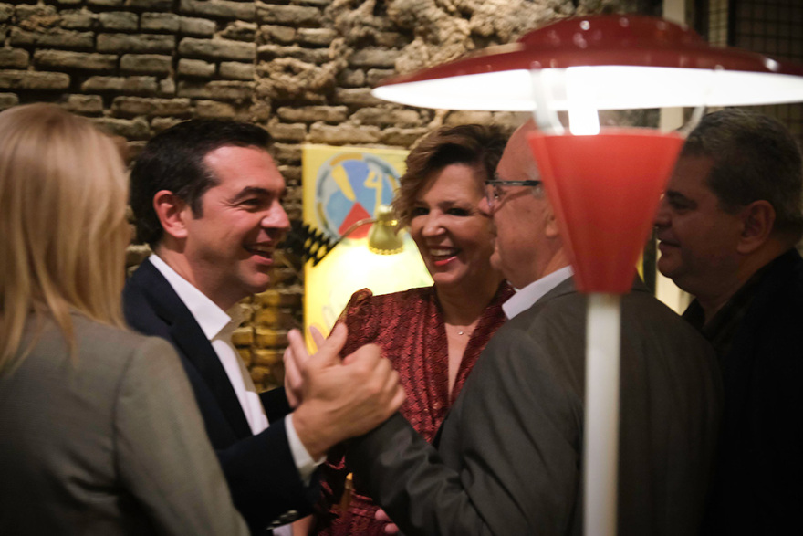 Σε μπαρ στου Ψυρρή ο Αλέξης Τσίπρας με τους βουλευτές του