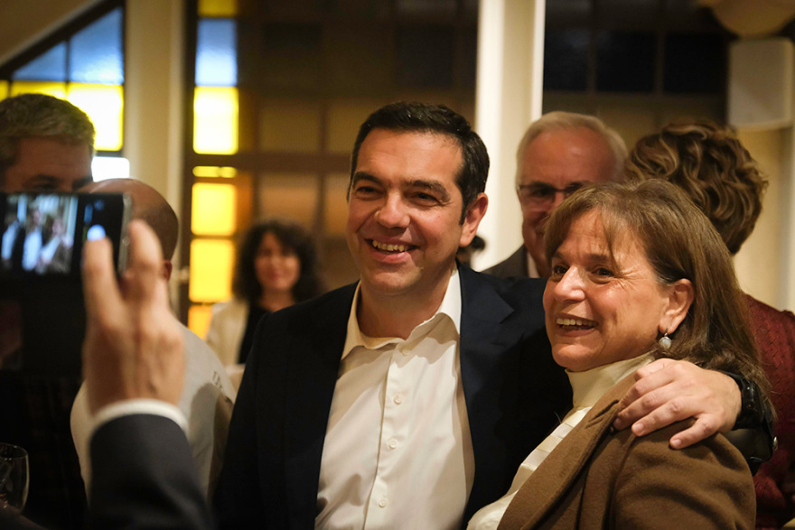Σε μπαρ στου Ψυρρή ο Αλέξης Τσίπρας με τους βουλευτές του