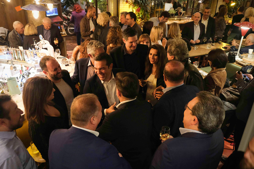 Σε μπαρ στου Ψυρρή ο Αλέξης Τσίπρας με τους βουλευτές του