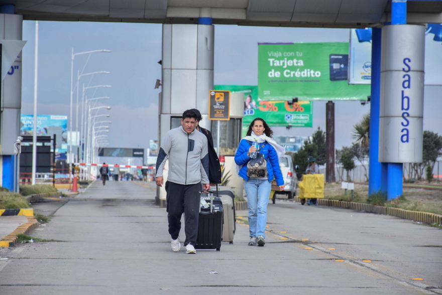 Βολιβία: Εγκλωβισμένος για 10 ώρες στο αεροδρόμιο από διαδηλωτές ηγέτης της αντιπολίτευσης