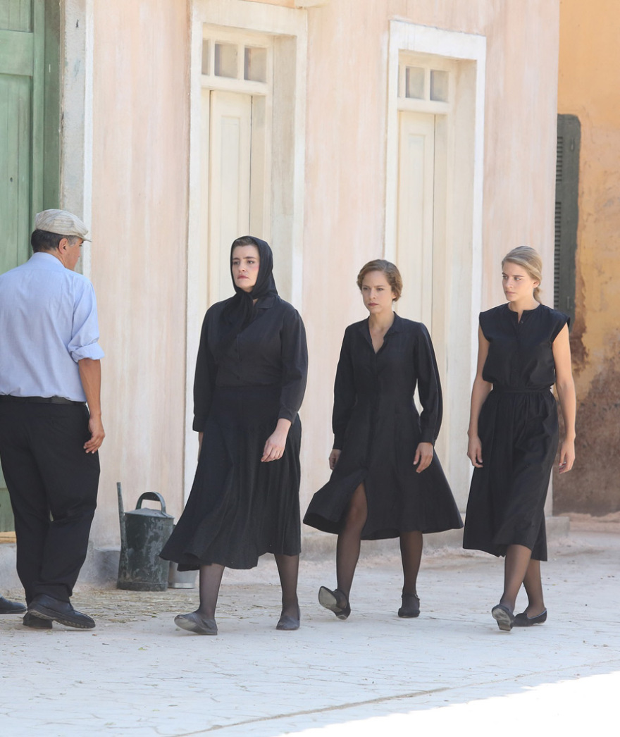 Άγριες Μέλισσες: Η μοιραία Ελένη, ο γραβατωμένος δάσκαλος, ο μαμάκιας ενωμοτάρχης κι άλλα… τσιμπήματα