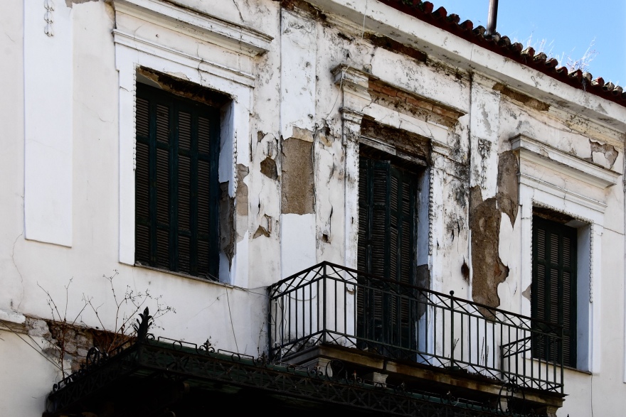 Κέντρο Αθήνας: Κατέρρευσε κτήριο στην Αιόλου - Αποκλείστηκε το σημείο 