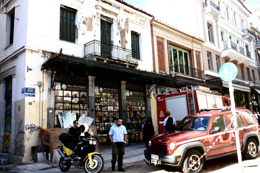 Κέντρο Αθήνας: Κατέρρευσε κτήριο στην Αιόλου - Αποκλείστηκε το σημείο 