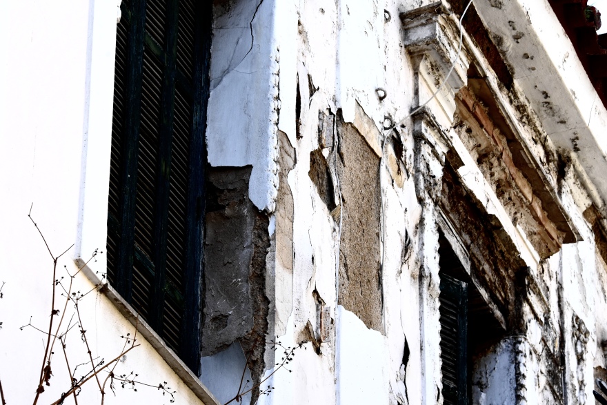 Κέντρο Αθήνας: Κατέρρευσε κτήριο στην Αιόλου - Αποκλείστηκε το σημείο 