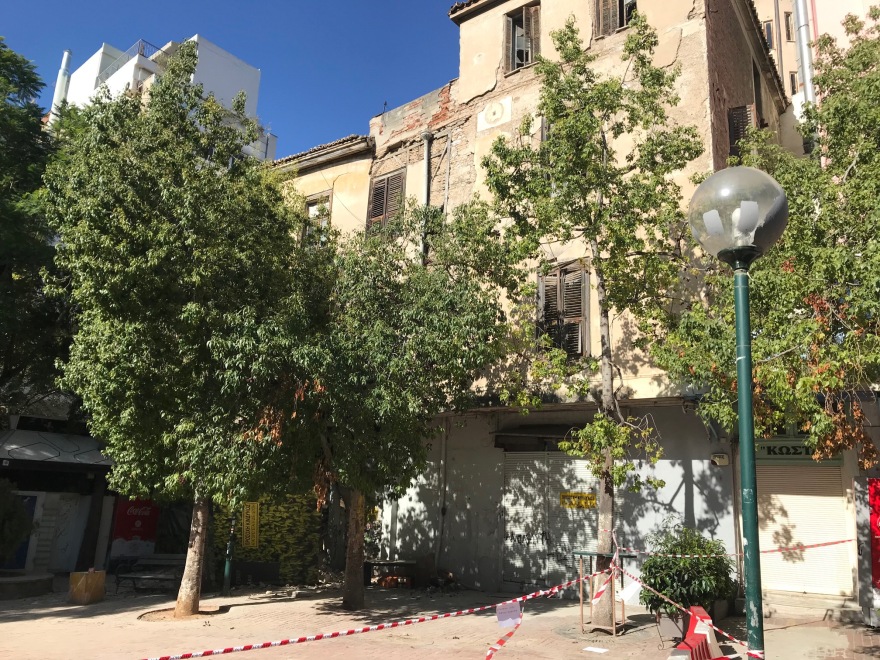 Κέντρο Αθήνας: Κατέρρευσε κτήριο στην Αιόλου - Αποκλείστηκε το σημείο 