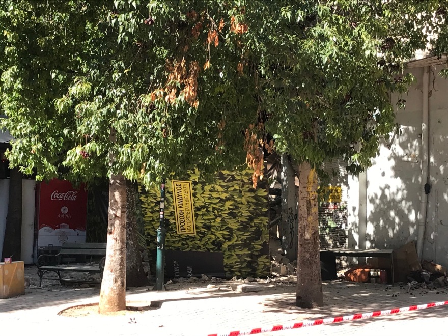 Κέντρο Αθήνας: Κατέρρευσε κτήριο στην Αιόλου - Αποκλείστηκε το σημείο 