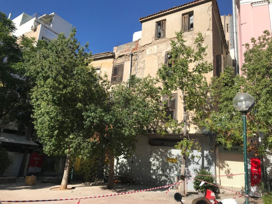 Κέντρο Αθήνας: Κατέρρευσε κτήριο στην Αιόλου - Αποκλείστηκε το σημείο 