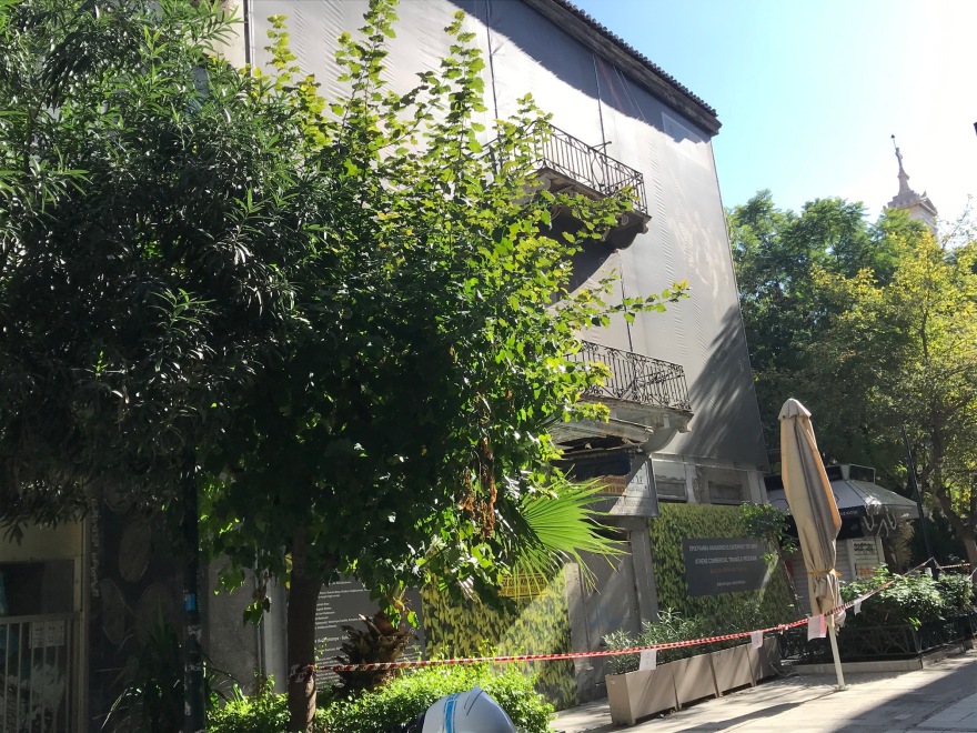 Κέντρο Αθήνας: Κατέρρευσε κτήριο στην Αιόλου - Αποκλείστηκε το σημείο 