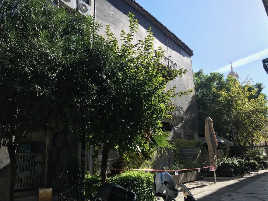 Κέντρο Αθήνας: Κατέρρευσε κτήριο στην Αιόλου - Αποκλείστηκε το σημείο 