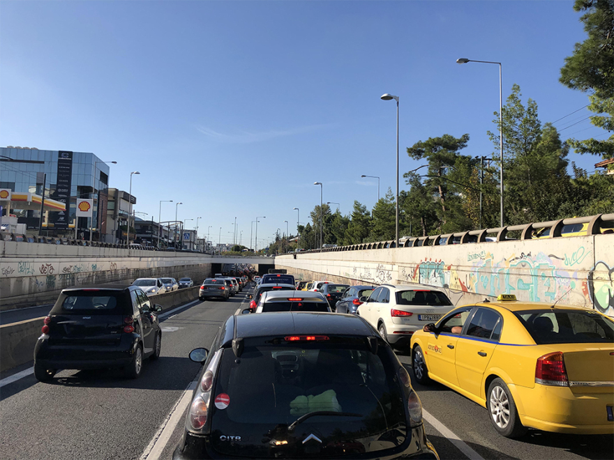 Ομαλοποιείται η κίνηση: Δείτε φωτογραφίες από το χάος που επικράτησε στην Κηφισίας 