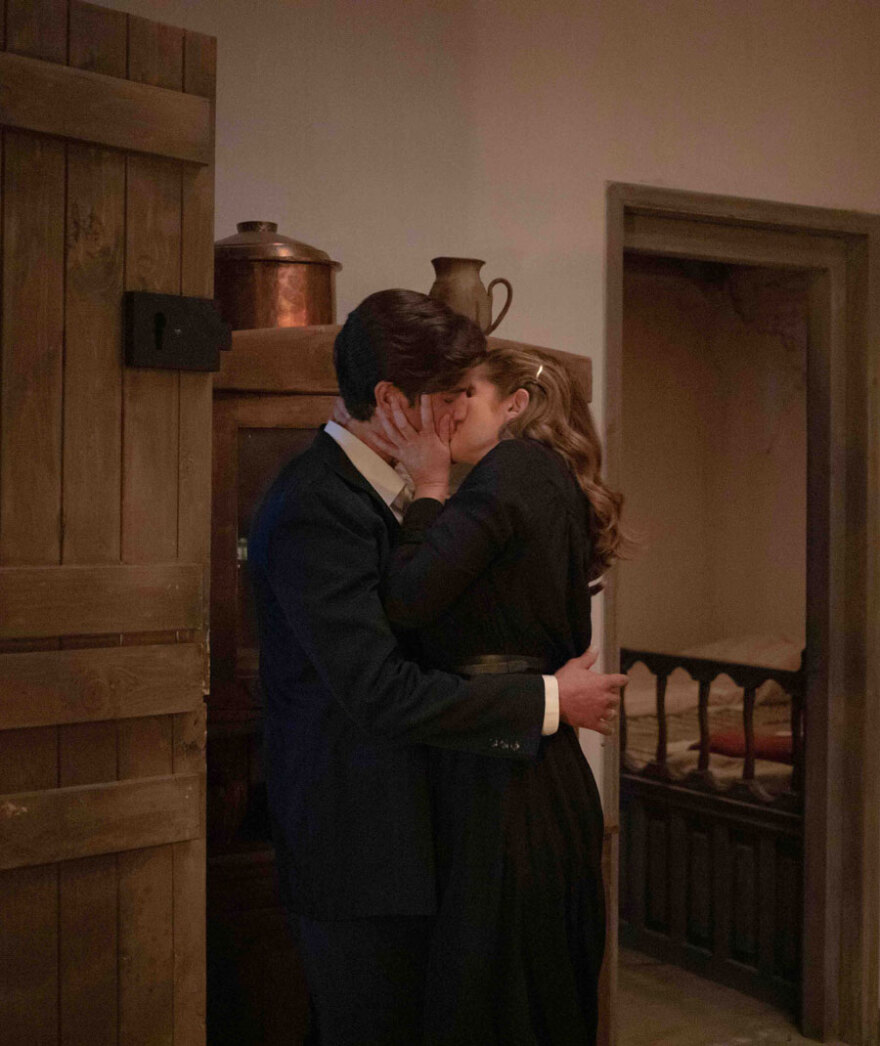 Άγριες Μέλισσες: Η μοιραία Ελένη, ο γραβατωμένος δάσκαλος, ο μαμάκιας ενωμοτάρχης κι άλλα… τσιμπήματα