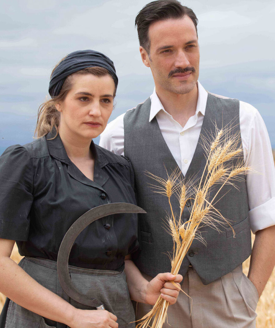 Άγριες Μέλισσες: Η μοιραία Ελένη, ο γραβατωμένος δάσκαλος, ο μαμάκιας ενωμοτάρχης κι άλλα… τσιμπήματα