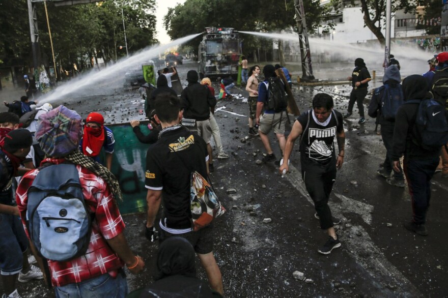 Χάος στη Χιλή: Οι διαδηλώσεις επεκτάθηκαν στα πλούσια προάστια του Σαντιάγο