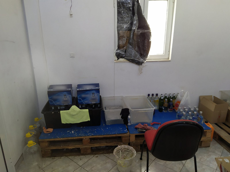 Σπείρα γέμιζε με ποτά - «μπόμπες» την αγορά: «Μπάτμαν» και «αντεροβγάλτης» τα συνθηματικά για ουίσκι και βότκα