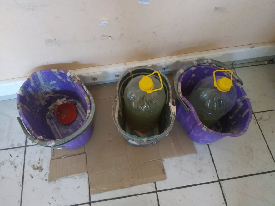 Σπείρα γέμιζε με ποτά - «μπόμπες» την αγορά: «Μπάτμαν» και «αντεροβγάλτης» τα συνθηματικά για ουίσκι και βότκα