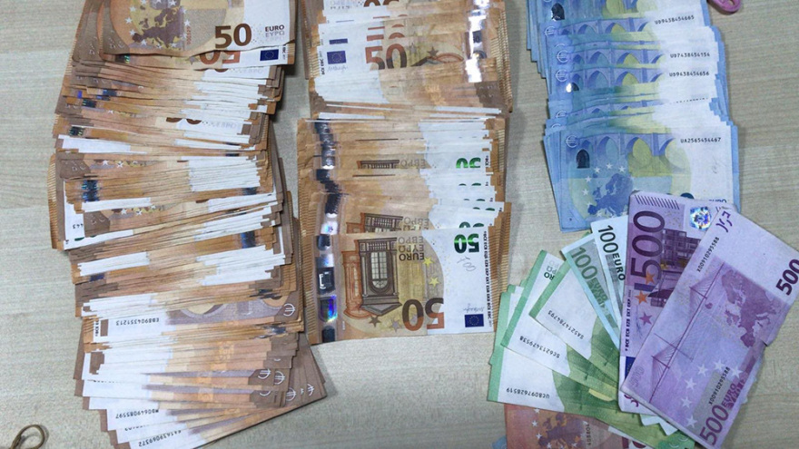 Σπείρα γέμιζε με ποτά - «μπόμπες» την αγορά: «Μπάτμαν» και «αντεροβγάλτης» τα συνθηματικά για ουίσκι και βότκα